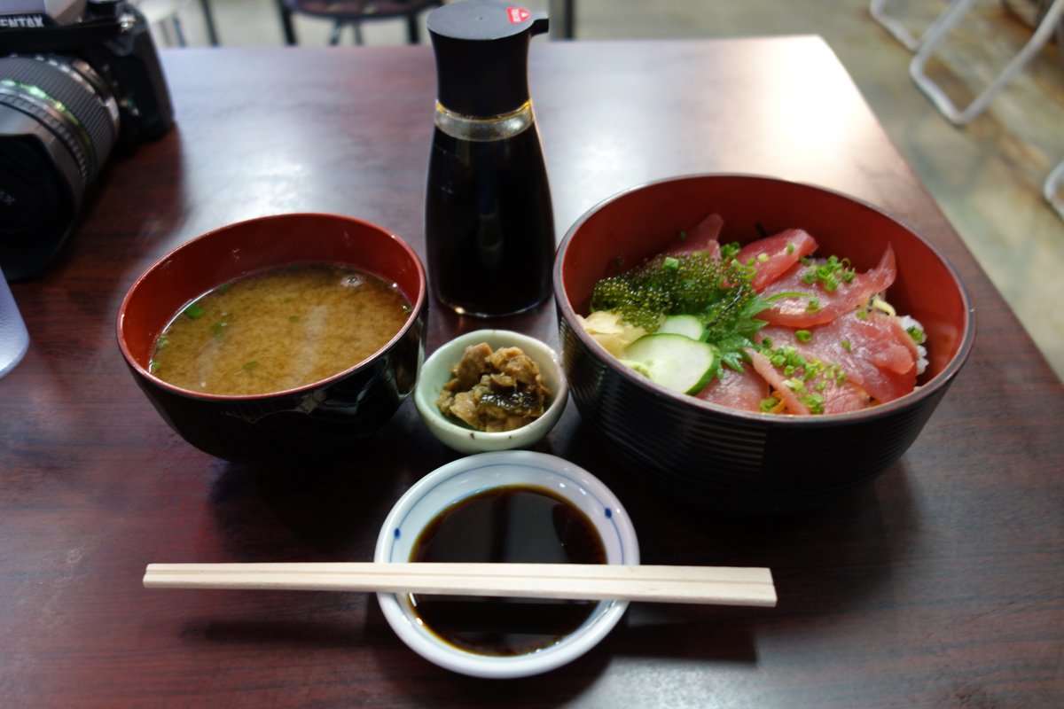 BellyTokyo's tweet photo. 沖縄泊いゆまち内の丼すしまぐろ屋本舗でマグロ丼！あら汁が美味かった！Fish market at Naha warf! Fresh tuna bowl with your choice of soup!

https://t.co/R82Kgt0YSu

#Okinawa #Japan #まぐろ屋本舗 #海鮮丼 #沖縄 #那覇 #港町 #BellyTokyo #寿司 #sushi #58号線 #泊市場 #刺身 #Yumachi #Oki https://t.co/cTFx4NPDjI