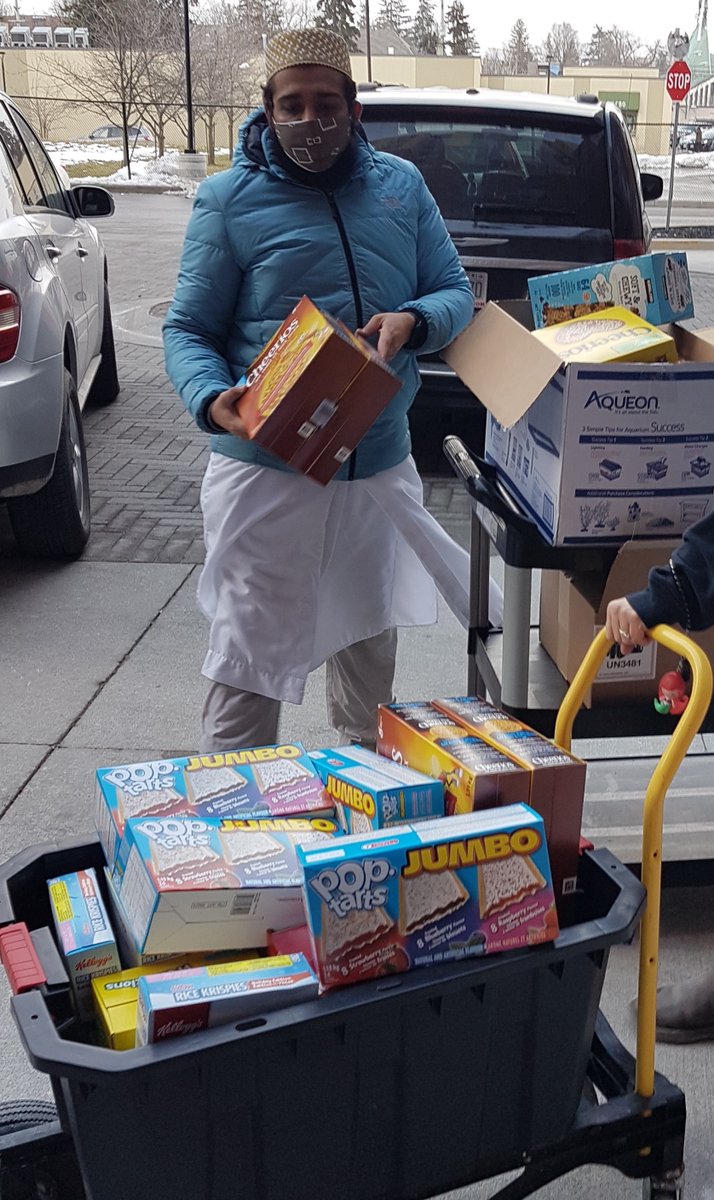 Bohras_Canada's tweet photo. During the 2nd Ontario lockdown and "Stay Home" orders due to #COVID19, the @Dawoodi_Bohras of #Toronto - in collaboration with @ProjectRiseDB &amp; @360kids_york - have been helping our local youth to gain access to healthy food, warm clothes &amp; hygiene products. https://t.co/NDt1DGRkkl