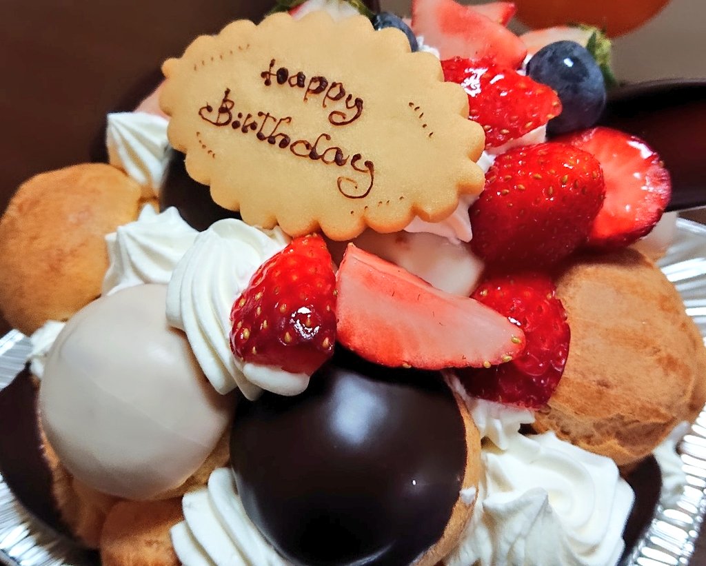 M03725602's tweet photo. #HAPPYBIRTHDAY 
#プチシューケーキ 

ケーキありがとう(’-’*)♪ https://t.co/2RPSm9kT7M