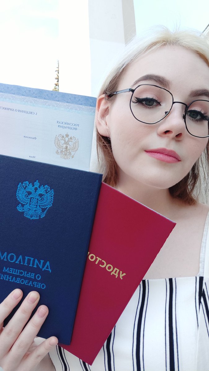 hyihyevic's tweet photo. бляяя забыла написать итоги года!!!

2020 - не сдохла в больнице и получила диплом 

лучшие фотки этих событий прилагаю конечно
спасибо за внимание https://t.co/REEdYq1jZP