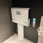 子どもの手が「開閉スイッチ」に届いちゃうの。トイレ個室内にベビーチェアを設置する際には3秒で良いからご検討願います。