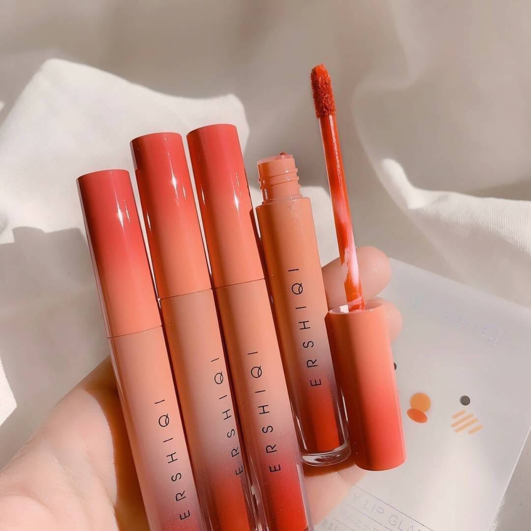 sixor61's tweet photo. 💋เซตละ 95 บาท
📮j&amp;t 45฿
📮ems50/ลทบ.30฿

เซตลิปหมีจิ ErshiQi 
มาใหม่ค่ะเซตลิปกลอสแมทสุดน่ารัก 4 แท่ง 4 โทนสีสวยไม่ซ้ำกัน เนื้อแมท เกลี่ยง่าย ติดทน กลบสีปากมิด ไม่ติดแมสส https://t.co/G8dtyDPkJ8