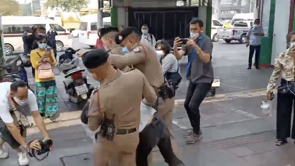mike_maneewong's tweet photo. เพราะเขาไม่รัก ท่านจึงใช้ความรุนแรง นี่หรือคือดินแดงแห่งการประนีประนอม ตอแหล !#ยกเลิก112 #ปล่อยเพื่อนเรา #ปลดแอก https://t.co/MzNWJygNDS