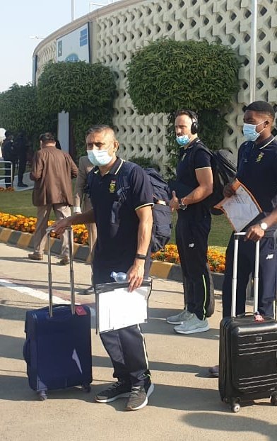 ICC_GeoTv's tweet photo. News
South Africa cricket team reached in Pakistan after 14 years, they reached at Karachi today.
#WelcomeToPakistan #WelcomeSA https://t.co/jUsr0OWgB8