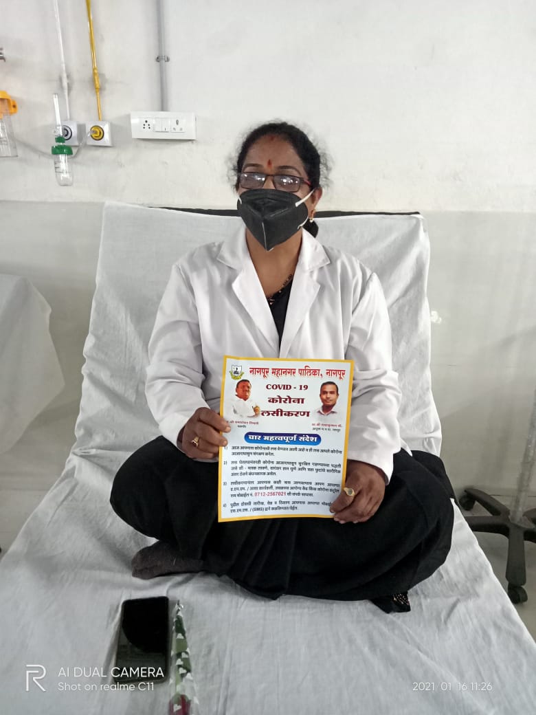 ngpnmc's tweet photo. Sleeves up Nagpur: #CoronaVaccination started in city.
मनपाच्या पाचपावली सुतिकागृह कोव्हिड लसीकरण केंद्रावर मनपाचे वैद्यकीय अधिकारी डॉ. दीपांकर भिवगडे यांना पहिली लस देण्यात आली.
#VaccinationStarted
@t_dayashankar @radhakrishnan11 @rajeshtope11 @MahaHealthIEC @CMOMaharashtra https://t.co/SNjnSglQ0l