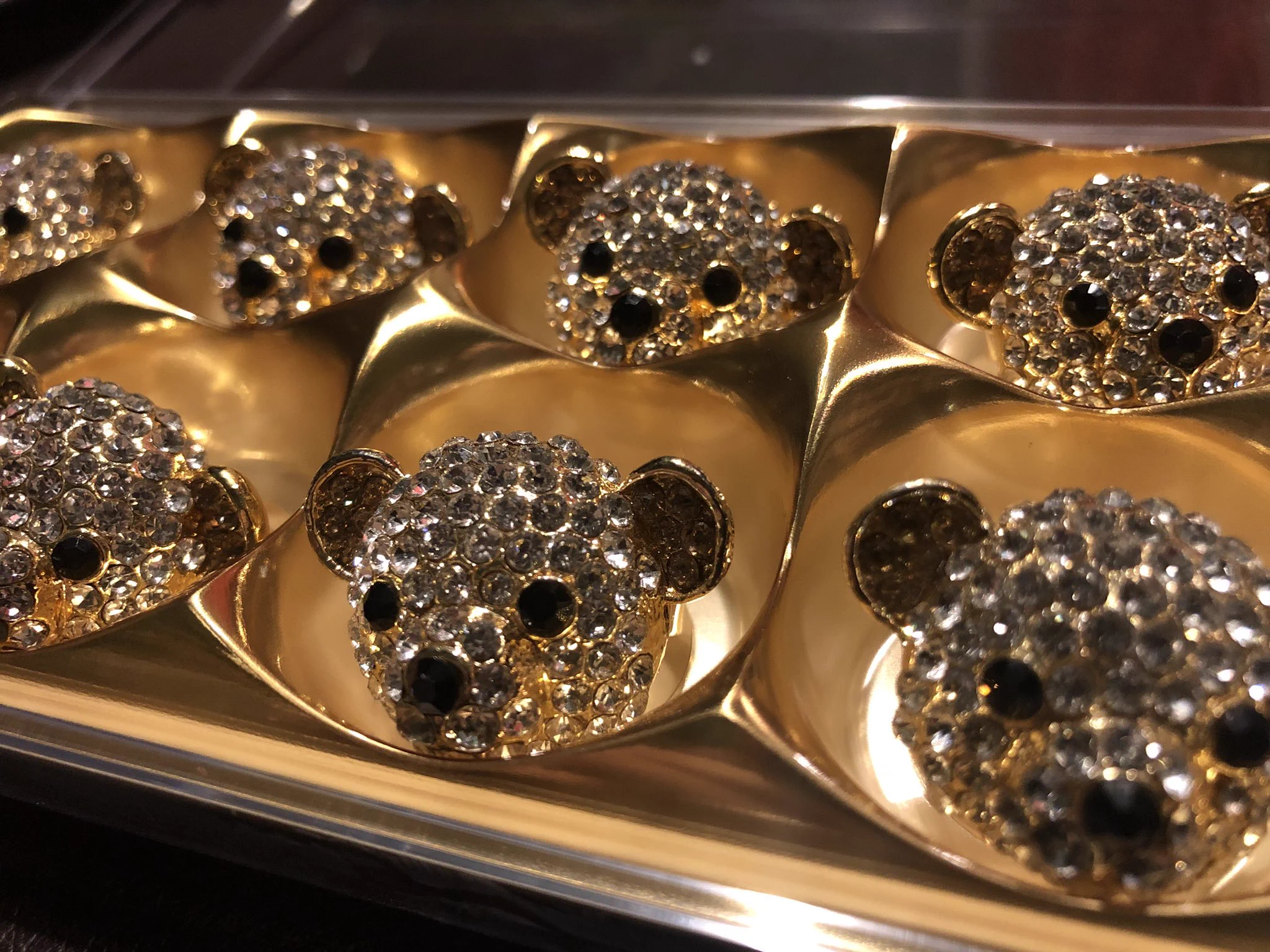 ファミレスに行くたびにクマの指輪を買ってあげていたら…チョコのケースがいっぱいに！