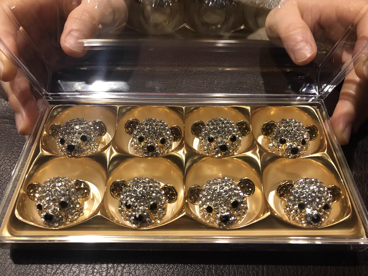 ファミレスに行くたびにクマの指輪を買ってあげていたら…チョコのケースがいっぱいに！