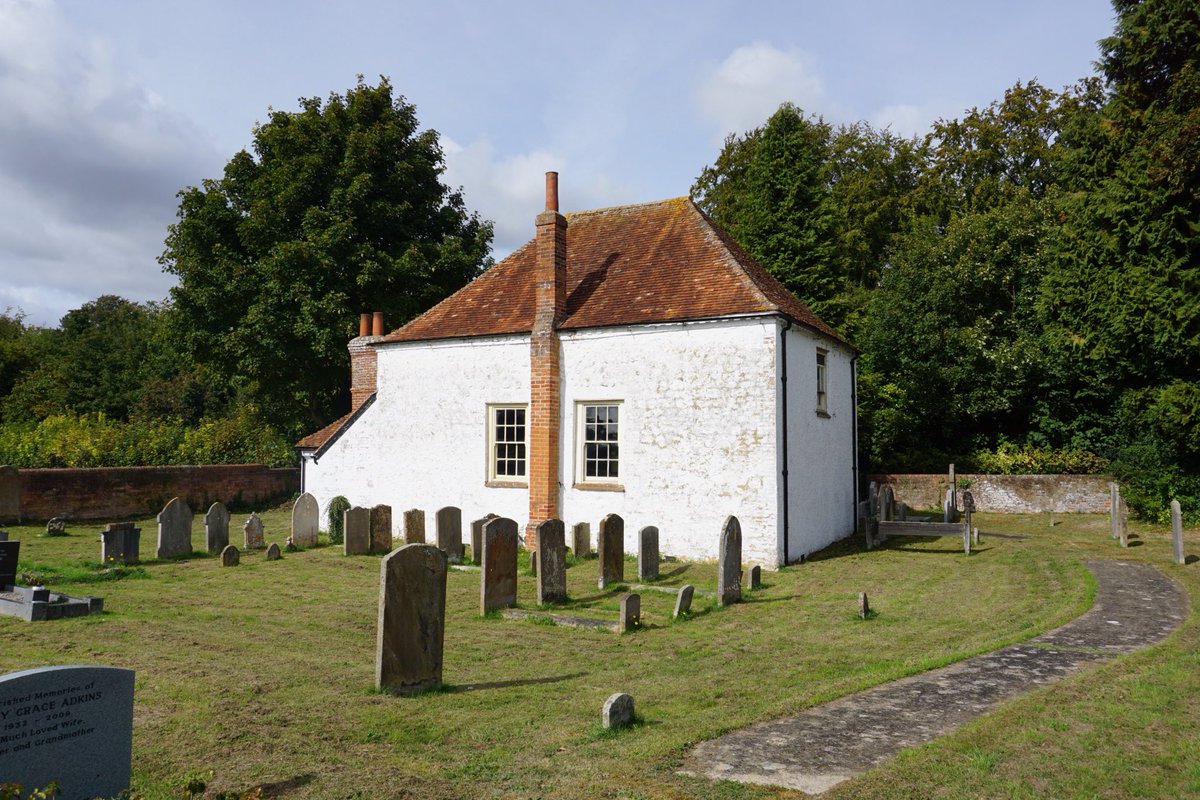 In the Vale of Aylesbury, there’s a low-lying region of heavy clays and soft sands. Along this belt, the earth was mixed with water and straw to make wychert. The unbaked earth was used to build, in essence mud buildings.. including the Strict & Particular chapel of 1792. #thread