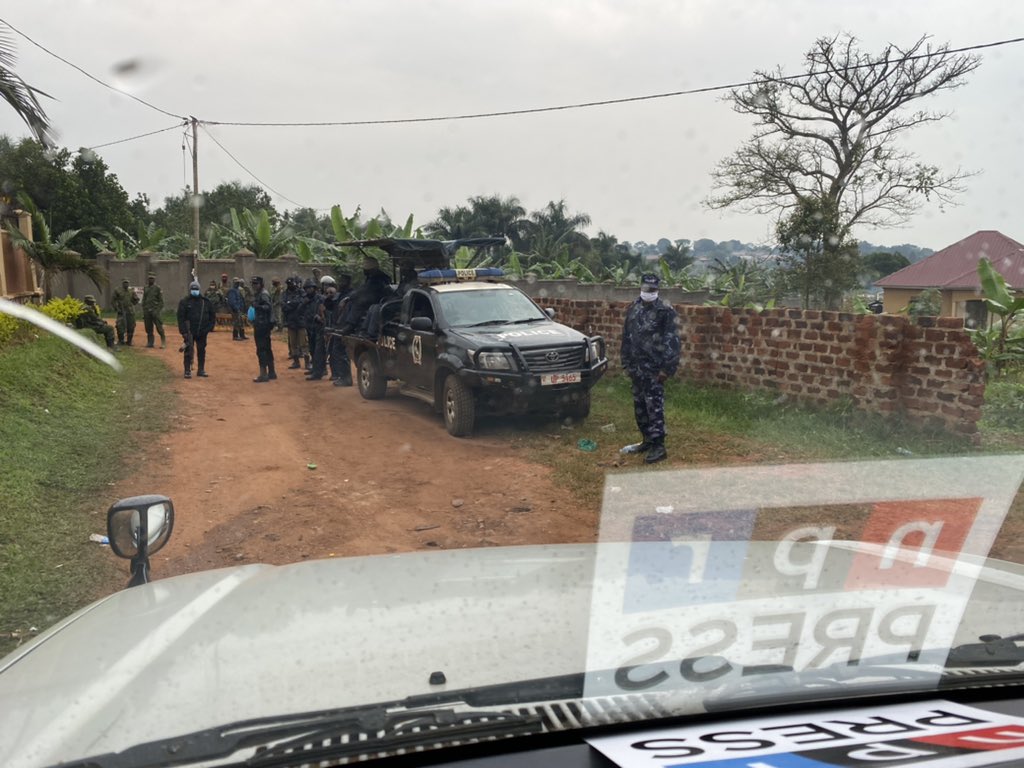 eyderp's tweet photo. I had an interview scheduled with @HEBobiwine this morning at 930 am. We were told by security agents that we had no clearance to enter his house. #UgandaDecides2021 https://t.co/5Q1pWj5XTu