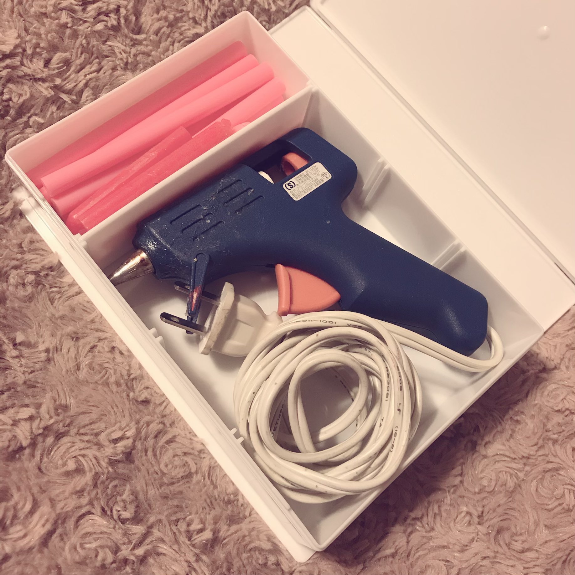 4 しゃく セリアのブック型収納ケース グルーガンの収納にピッタリ 小型のグルーガン使ってて グルーも大量に持ってない人ならオススメ出来る サイズは大体17 12 4cm コードは小さめに巻く必要あり レイヤーのオススメ商品プレゼン大会