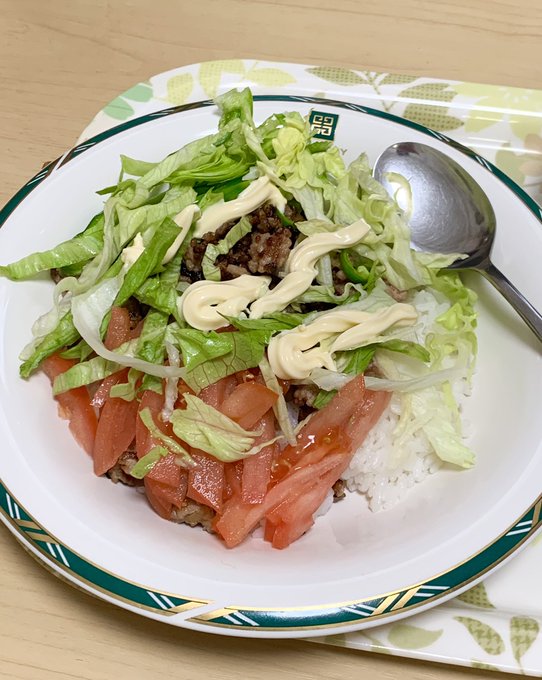 挽き肉と玉ねぎをコリアンダーとクミンでカリッと炒めてタコライス風にしたら激ウマだった 