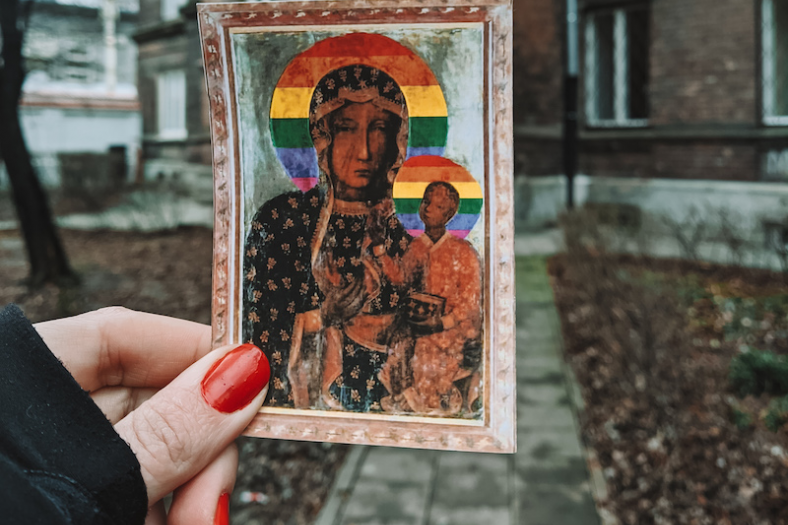 mondiaalnieuws's tweet photo. Een Maria met regenboogaureool beledigt niet. Of wel? In #Polen staan drie activisten terecht die opkomen voor de LGBTI+-gemeenschap. Ze gebruikten het Mariabeeld met regenboogaureool in een campagne. https://t.co/ceSzcFZHvT https://t.co/e1VQMVKJwL