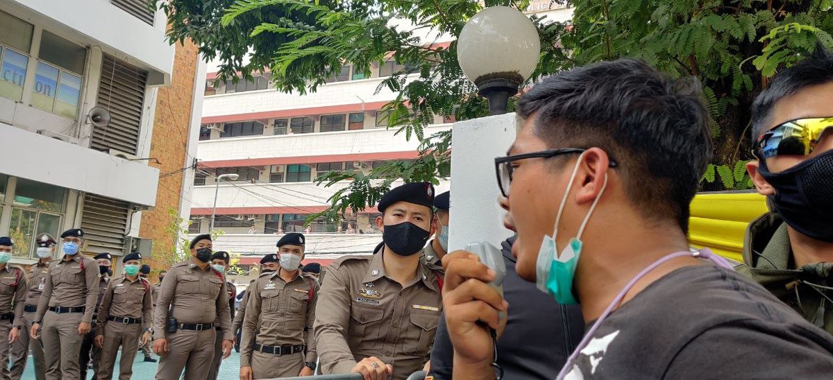 #ม็อบ16มกรา สน.พญาไท

หลังตร.สลายการชุมนุมที่อนุสาวรีย์ชัยฯ ผู้ชุมนุมประกาศรวมตัวที่หน้าสน.พญาไท ตำรวจปิดกั้นไม่ให้เข้าพื้นที่หน้าสน.

14.10 น. ผู้ชุมนุมแจ้งว่า ตำรวจประกาศให้ออกจากพื้นที่ ถ้าหากไม่ออกตำรวจจะเข้าล้อมพื้นที่