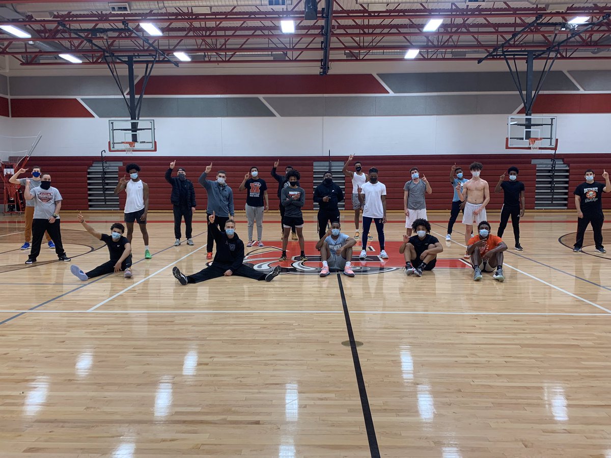 RosevilleBB's tweet photo. First one in the books!! That was fun! Congrats to Coach John and Jason Hunter for winning the two ball tourney we had after practice! #MidnightWork #GBED https://t.co/z8pbh419CH