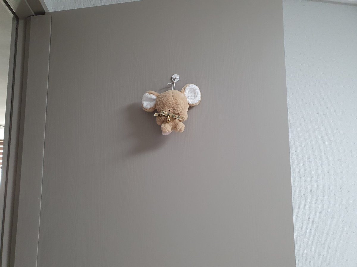 방문앞의 쥐 인형