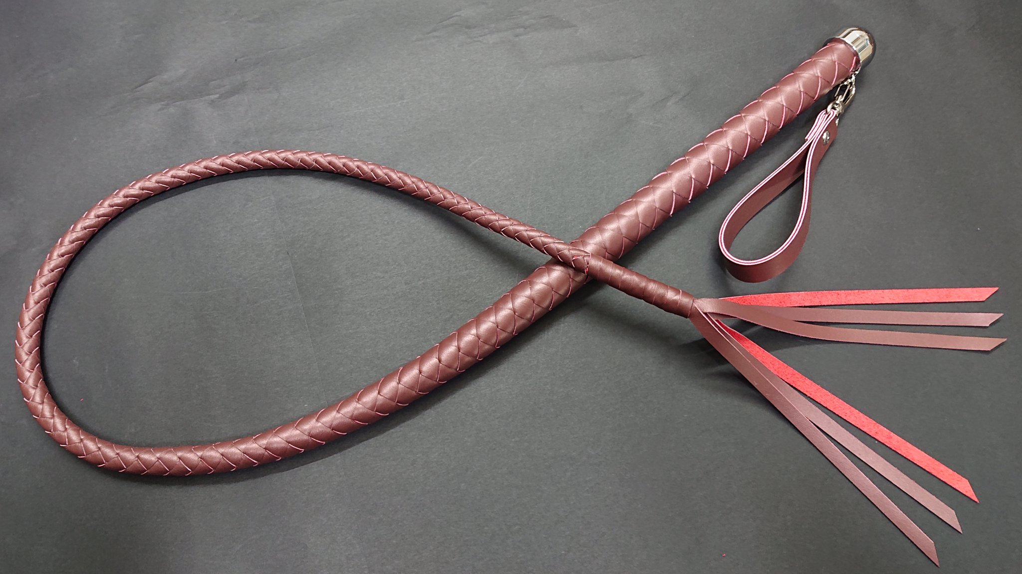 桃鞭 編み上げグリップ 赤×黒 レザー 桃太郎 バラ鞭 編みこみバラ鞭