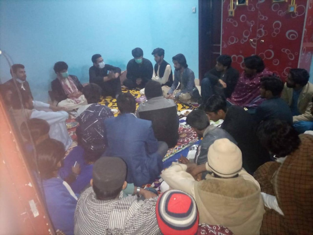 ShagirdSabha's tweet photo. سندھ شاگرد سبھا کی ترجمان کمیٹی اور حقوق خلق موومینٹ(HKM) کے رہنمائوں کامریڈ عمار علی جان، کامریڈ حسنین جمیل فریدی اور پروگریسو اسٹوڈنٹس کلیکٹو (PSC) کے رہنما کامریڈ رائے علی آفتاب کے درمیان اھم ملااقات ہوئی اور  کامریڈ ساتھیوں کو اجرک پہنائے گئے۔ https://t.co/5WD7cqSaz4