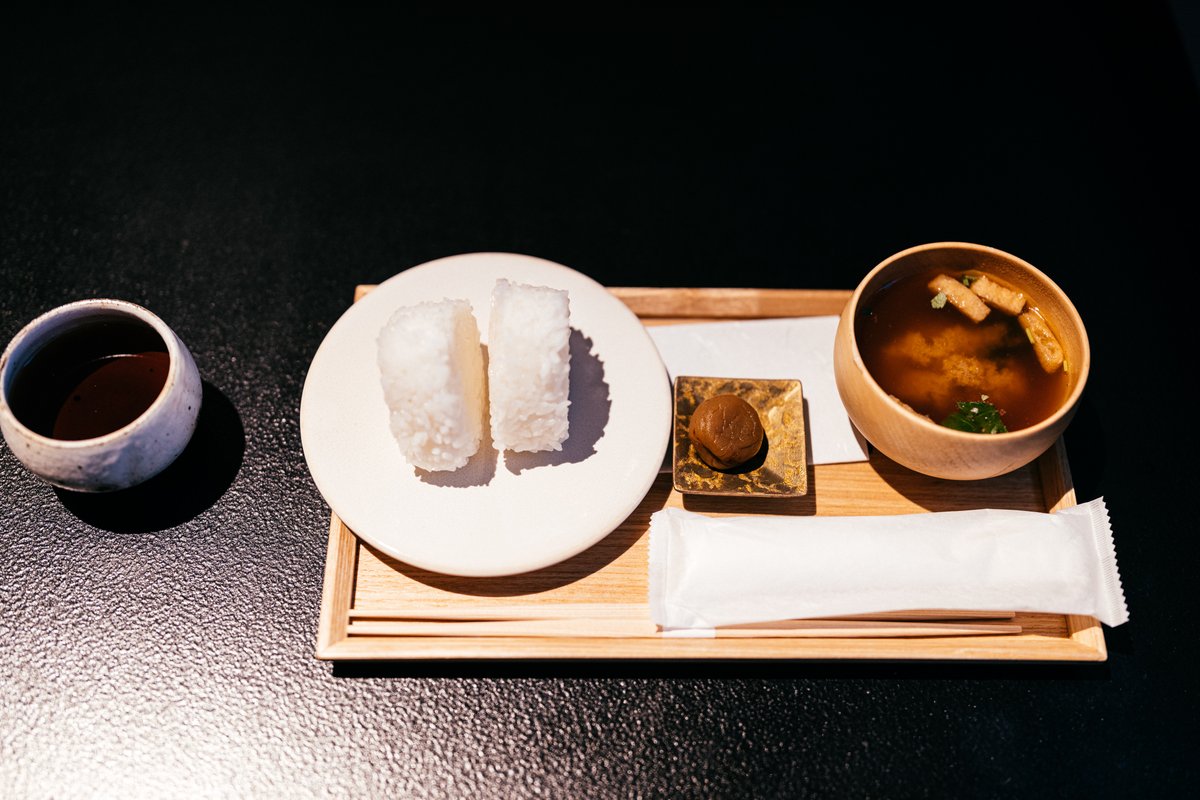 J_Sugar__'s tweet photo. 朝食にオプションで付けたおにぎり。これはこれで素朴な感じが良いね🍙

#星のや東京 https://t.co/oIOp1nBTJ6
