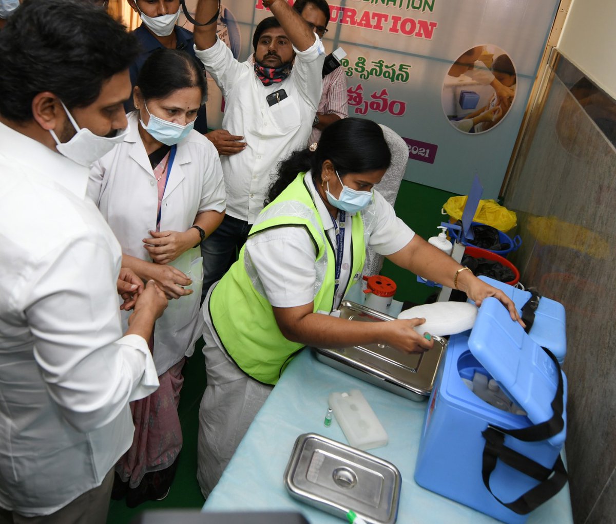 Cmo Andhra Pradesh Hon Ble Cm Ysjagan Launched The First Covid19 Vaccination Drive From Govt General Hospital Vijaywada The First Vaccine Was Administered To A Healthcare Worker 332 Centers Across Ap