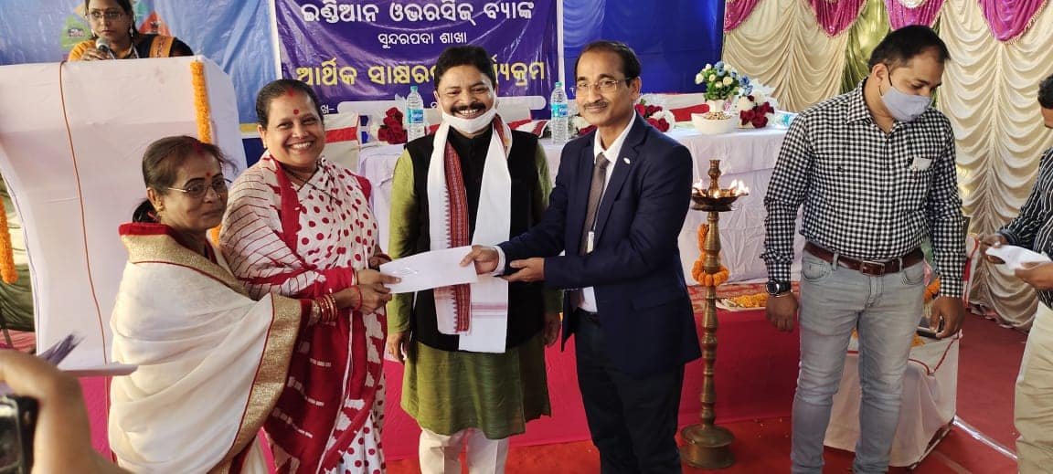 Sangram_Gala's tweet photo. "Loan Mela" organised by #indianoverseasbank  at Sundarpada.  Loan provided to 55  #SHGs for start up small business.
 @MsmeDepartment ,@teamsamarpita ,@BJDITWing ,@OdishaKhadi ,@Kapoch2000 https://t.co/bdrjzEUTz4