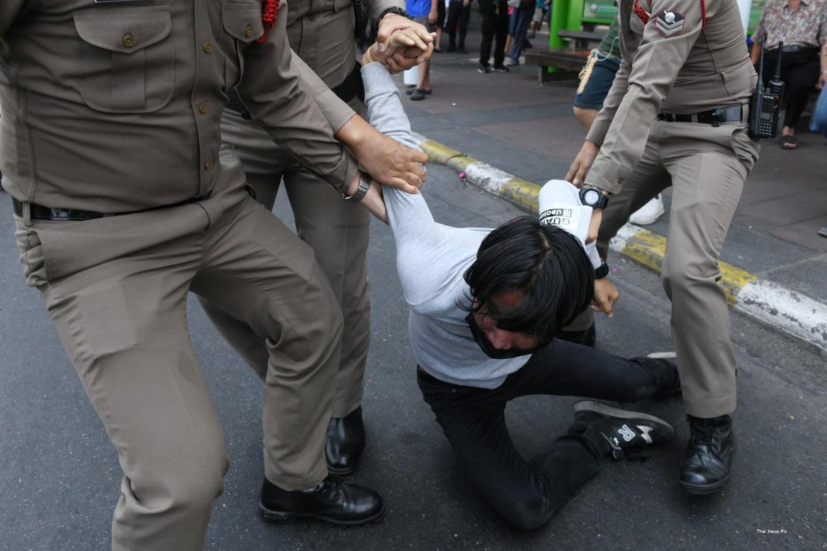 14.30 น. ยืนยันตัวเลขผู้ถูกจับกุมจาก เหตุชุมนุม เขียนป้ายผ้า 112 เมตร ที่อนุสาวรีย์ชัยสมรภูมิ ถูกคุมตัวมาที่ บก.ตชด.ภาค 1  สองราย 

#ม็อบ16มกรา 
Cr.ภาพ บีบีซีไทย