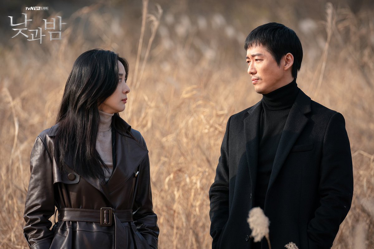 CJnDrama's tweet photo. 세상 아련한 쌍둥이 케미 ㅠㅠㅠㅠㅠ
쌍둥이 힘들 게 한 백야재단 뿌셔뿌셔🤬

예고살인추리극 #낮과밤 🌗
매주 [월,화] 밤 9시 tvN 방송
#남궁민 #김설현 #이청아 #윤선우 #awaken https://t.co/gDBw5Hw0a1