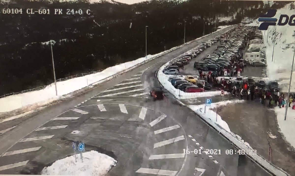 🔴 🔴 Atención 🔴 🔴

Confirmamos el corte de la #M601 km. 12 para subir a los puertos de #Navacerrada y #Cotos de las 08,45. 

Los aparcamientos están ya llenos desde hace unos minutos y la <a href="/guardiacivil/">Guardia Civil</a> ha procedido al corte de la vía. Imagen <a href="/InformacionDGT/">D.G.T.</a> 

#ASEM112