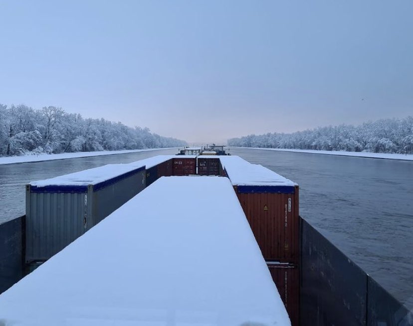 Volgens de diverse weersites is er sneeuw 🌨 onderweg naar Nederland 🇳🇱 en België 🇧🇪. Klopt! Gisteren vers geladen in Basel (CH), Weil am Rhein (D) Ottmarsheim (F), Strasbourg (F) en Kehl (D) en nu onderweg naar Nederland en België. #sneeuw