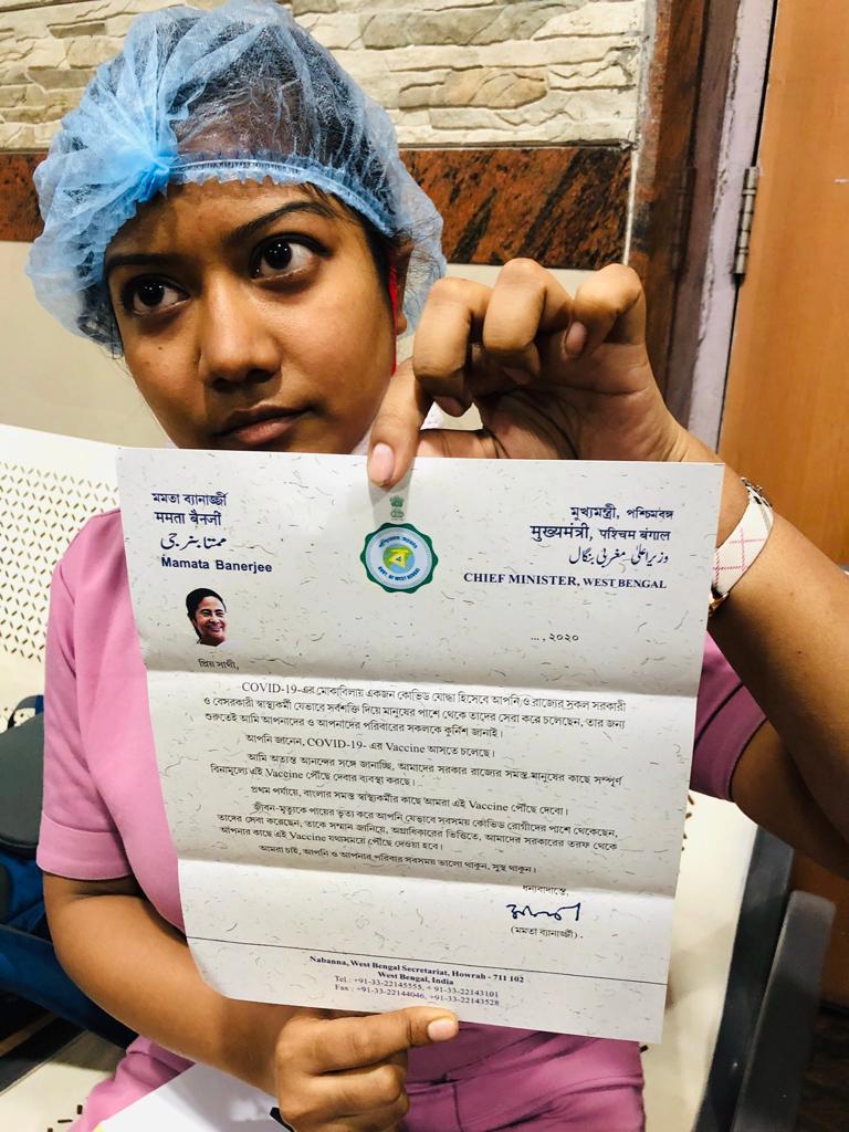 KailashOnline's tweet image. बेशर्मी तेरा आशरा !!!

मोदीजी ने देशभर में 3 करोड़ लोगों को फ्री वैक्सीन भेजी है, उसी योजना के अंतर्गत WB में भी फ्री वैक्सीन लगाई जा रही है।

मगर ममताजी अपनी फोटो वाले पत्र में कह रही है कि वैक्सीन उन्होंने भेजी है। 

इससे बड़ा सफ़ेद झूठ नहीं हो सकता।

ये बेशर्मी की हद है!