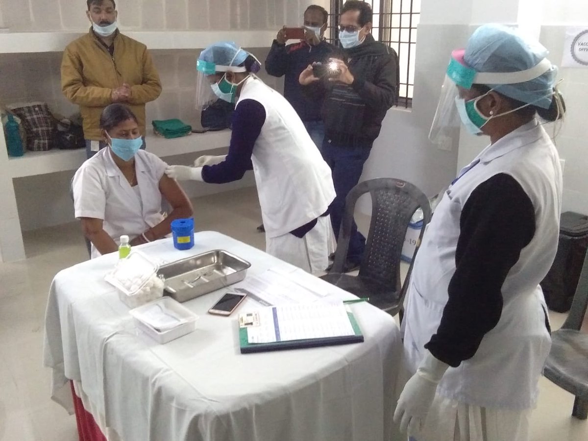 चक्रधरपुर अनुमंडल अस्पताल में टीकाकरण प्रारंभ हुआ अनीता महतो एएनएम को लगाया गया पहला  कोरोना  वैक्सीन का टीका <a href="/DC_Chaibasa/">DC West Singhbhum</a> <a href="/PRDChaibasa/">IPRD, West Singhbhum</a>