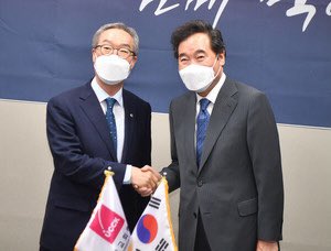 lemonaid1206's tweet photo. 현직 총리, 전직 총리겸 여당 코로나19 국난극복위원회 상임위원장, 공동위원장의 모습이다.

참고로 현재까지 한국의 코로나19 전체 감염자 셋 중 하나는 교회에서 감염되었다. https://t.co/9x7grRQaPD
