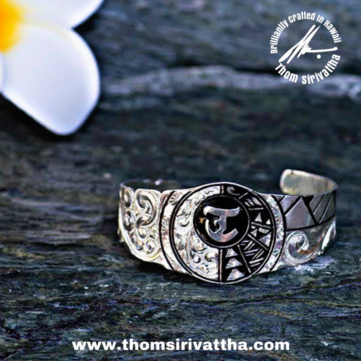 thomsirivattha's tweet photo. Medallion cuff bangle in sterling silver with tapa and intricate designs. #thomsirivattha #lahanajewelry #hawaiiartist #hawaiilife #hawaii #madeinhawaii #handcraftedjewelry #handcrafted #shoplocal #cuffbangle #tapas #tribal https://t.co/4XKaDtDlPy