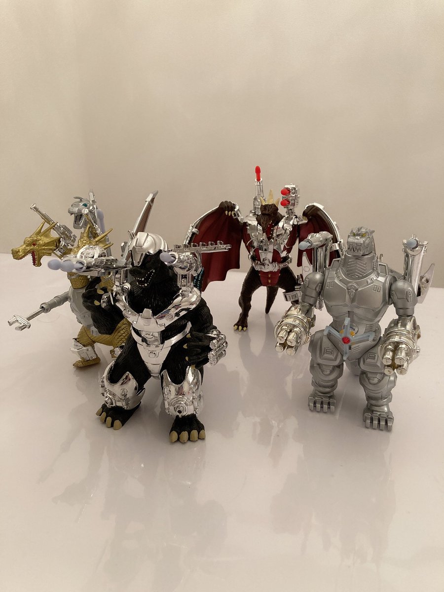 MobileOperation's tweet image. トレンドマスターのアーマーラドンを入手しました
昔は人気無くて入手し易かったから購入を後回しにしてたら、最近はなかなか出回らないし、高くなってきたので漸く手に入れられました。
ラドンが一番アーマーを纏ってる感があり気がします。右足だけなんか装着してるのいいですねぇ

#Trendmasters