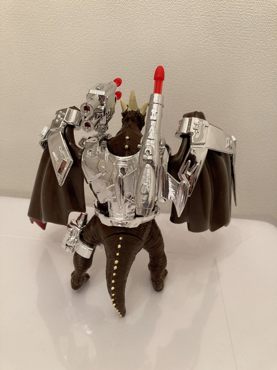 MobileOperation's tweet image. トレンドマスターのアーマーラドンを入手しました
昔は人気無くて入手し易かったから購入を後回しにしてたら、最近はなかなか出回らないし、高くなってきたので漸く手に入れられました。
ラドンが一番アーマーを纏ってる感があり気がします。右足だけなんか装着してるのいいですねぇ

#Trendmasters