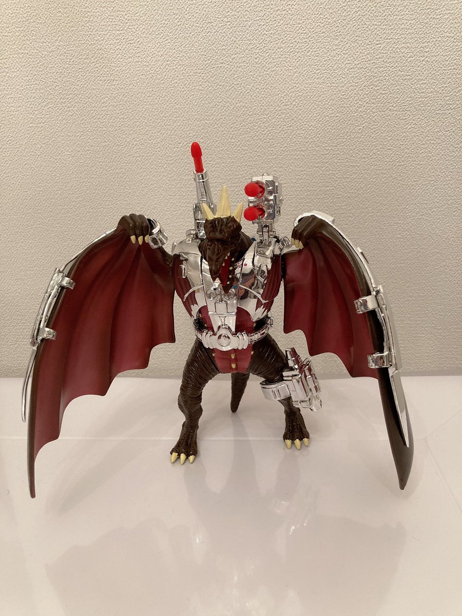 MobileOperation's tweet image. トレンドマスターのアーマーラドンを入手しました
昔は人気無くて入手し易かったから購入を後回しにしてたら、最近はなかなか出回らないし、高くなってきたので漸く手に入れられました。
ラドンが一番アーマーを纏ってる感があり気がします。右足だけなんか装着してるのいいですねぇ

#Trendmasters