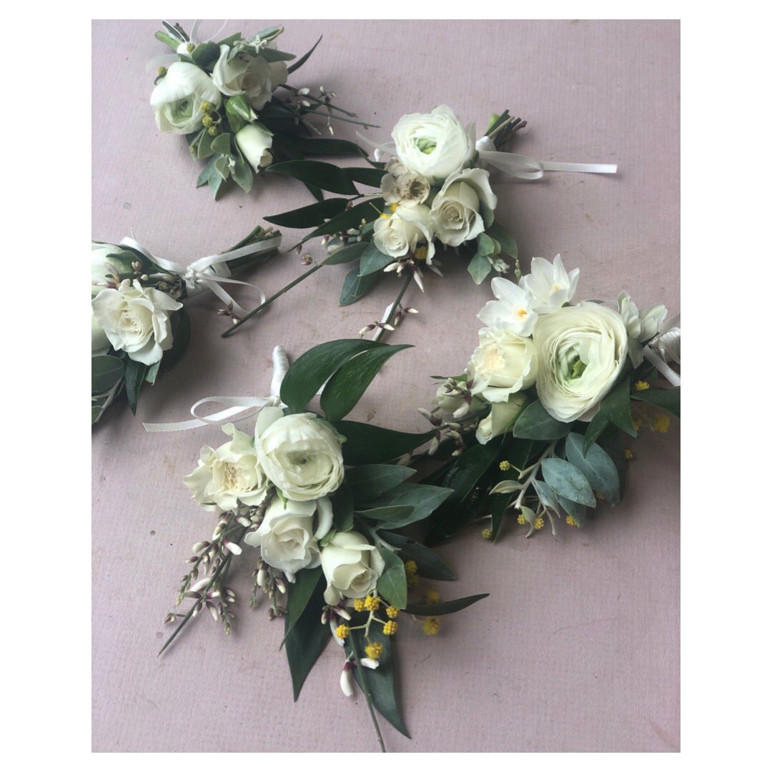 Ladies boutonnières 🌿

#collectandstyle #littlebeauty 
#ohsopretty #itsinthedetails 
#gardenstyle #moodforfloral 
#justbefloral #personalflowers 
#stivesflorist #weddingflorist