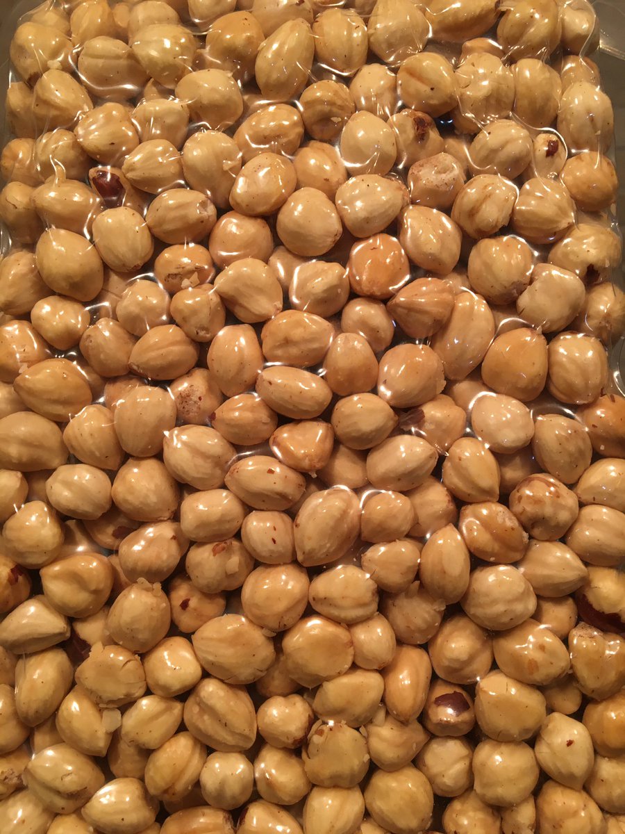 Siz hiç bööle fındık yediniz mi? Az çıkan bir üründür. En lezzetli yemesi en güzel olan fındıktır. Pikola fındık. Yağ oranı en yüksek olan fındıktır. Elimizde mevcuttur. #fındık #pikolafındık #giresun