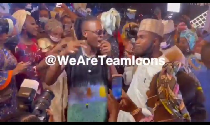 happie_official's tweet photo. Aww, am not crying😢
So dis is d reason why he needed the pix dat day. The picture with his father's hand dat he drew in bbn house.
Spot it on his shirt...am touched❤❤
Who else noticed? RT for other icons to see
#LayconXNorth https://t.co/4t62TH5veW