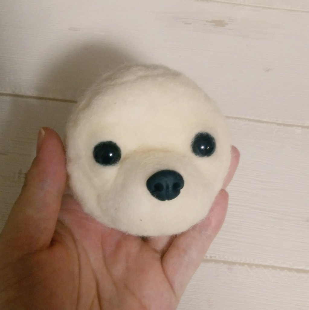 Sato 羊毛フェルト 口を開いて樹脂粘土で口の中を作りました 歯を作るか悩み中 鼻の下は筆ペンや油性ペンで描いてます 次は瞳 羊毛フェルト チワワ 製作過程