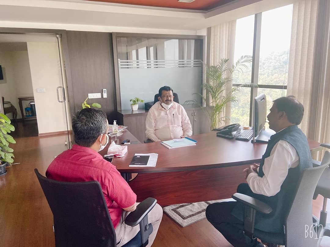 munenakoppa_mla's tweet image. ಬೆಂಗಳೂರಿನಲ್ಲಿ ಇಂದುKUIDFCಗೆ ನೂತನ ನಿರ್ದೇಶಕರಾಗಿ ನಿಯೋಜನೆಗೊಂಡ ಶ್ರೀ ಸಿದ್ಧರಾಮ ಪಾಟೀಲ ಅವರುKUIDFC ಕಛೇರಿಯಲ್ಲಿ ಭೇಟಿಯಾಗಿ ಅಭಿನಂದಿಸಿದರು. ಈ ಸಮಯದಲ್ಲಿ ಅಧಿಕಾರಿಗಳೊಂದಿಗೆ ವಿವಿಧ ಅಭಿವೃದ್ಧಿ ಯೋಜನೆಗಳ ಕುರಿತು ಚರ್ಚಿಸಲಾಯಿತು.ಈ ಸಂದರ್ಭದಲ್ಲಿ KUIDFCವ್ಯವಸ್ಥಾಪಕ ನಿರ್ದೇಶಕರಾದ ಶ್ರೀ ಎಂ.ಟಿ.ರೇಜುರವರು ಉಪಸ್ಥಿತರಿದ್ದರು.
#KUIDFC