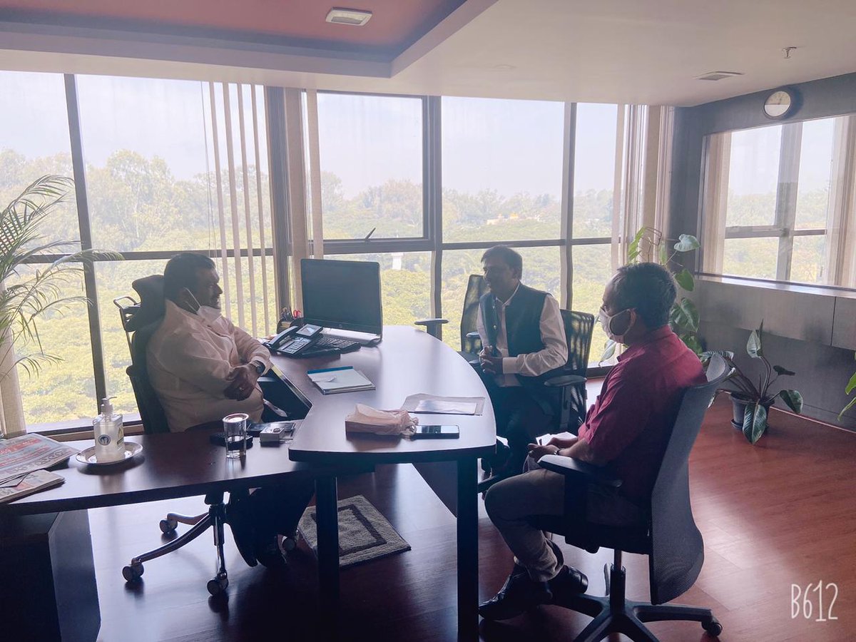 munenakoppa_mla's tweet image. ಬೆಂಗಳೂರಿನಲ್ಲಿ ಇಂದುKUIDFCಗೆ ನೂತನ ನಿರ್ದೇಶಕರಾಗಿ ನಿಯೋಜನೆಗೊಂಡ ಶ್ರೀ ಸಿದ್ಧರಾಮ ಪಾಟೀಲ ಅವರುKUIDFC ಕಛೇರಿಯಲ್ಲಿ ಭೇಟಿಯಾಗಿ ಅಭಿನಂದಿಸಿದರು. ಈ ಸಮಯದಲ್ಲಿ ಅಧಿಕಾರಿಗಳೊಂದಿಗೆ ವಿವಿಧ ಅಭಿವೃದ್ಧಿ ಯೋಜನೆಗಳ ಕುರಿತು ಚರ್ಚಿಸಲಾಯಿತು.ಈ ಸಂದರ್ಭದಲ್ಲಿ KUIDFCವ್ಯವಸ್ಥಾಪಕ ನಿರ್ದೇಶಕರಾದ ಶ್ರೀ ಎಂ.ಟಿ.ರೇಜುರವರು ಉಪಸ್ಥಿತರಿದ್ದರು.
#KUIDFC