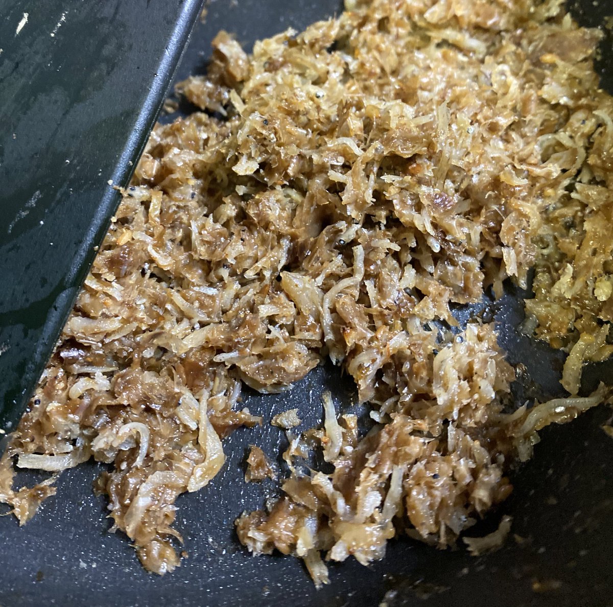 月野 羽美 週明けからの出勤に備えて シラスと鰹節のふりかけ 作ったけど 映えとは無縁やなァ 出汁とった後の鰹節は フードミキサーが無い私は冷凍してから包丁を入れると切りやすい 七味屋本舗の山椒入れたから味も締まった 手作りふりかけ