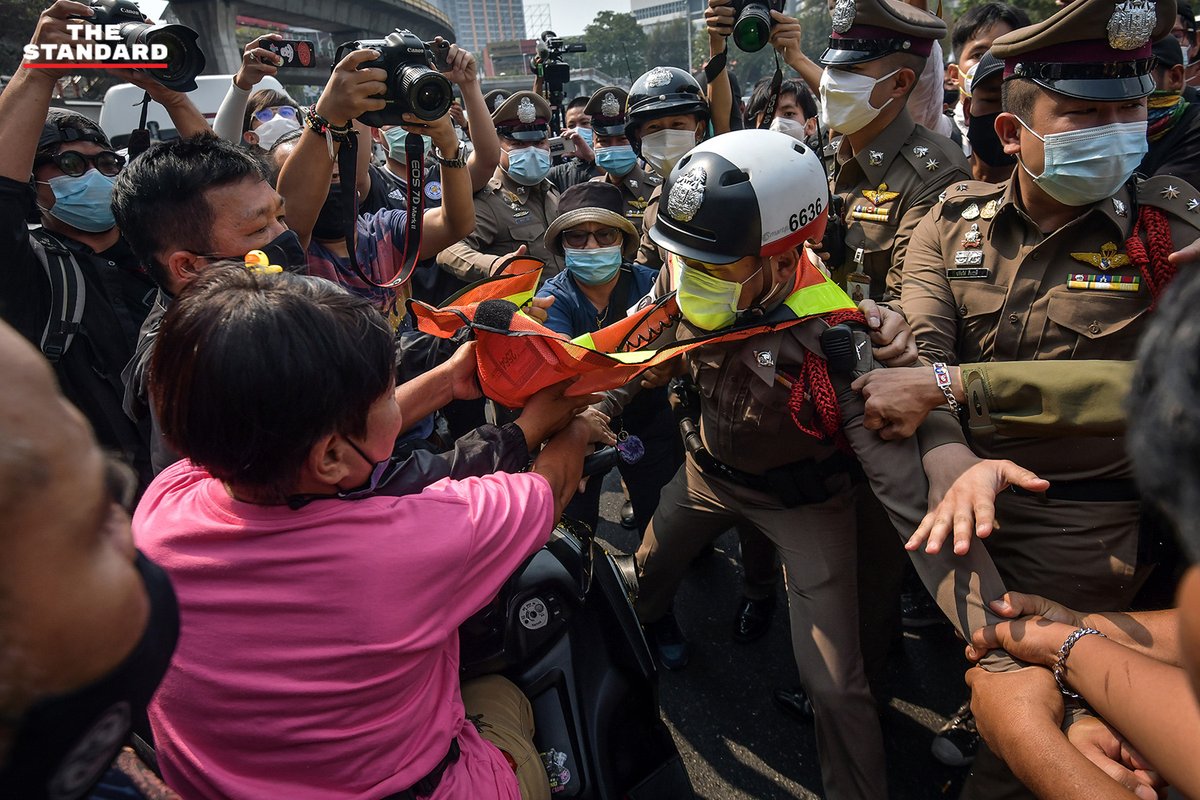 ตร. นำกำลังจับกุมกลุ่มการ์ดปลดแอก-ประชาชน ทำกิจกรรมเขียนป้ายผ้าถึงรัฐบาลยาว 112 เมตร ชี้อยู่ในสถานการณ์โควิด-19 ห้ามชุมนุม

อ่านต่อที่ thestandard.co/police-bring-f… 

เรื่อง: ธนกร วงษ์ปัญญา
ภาพ: ชาติกล้า สำเนียงแจ่ม
#ม็อบ16มกรา
#TheStandardPhoto 
#TheStandardNews