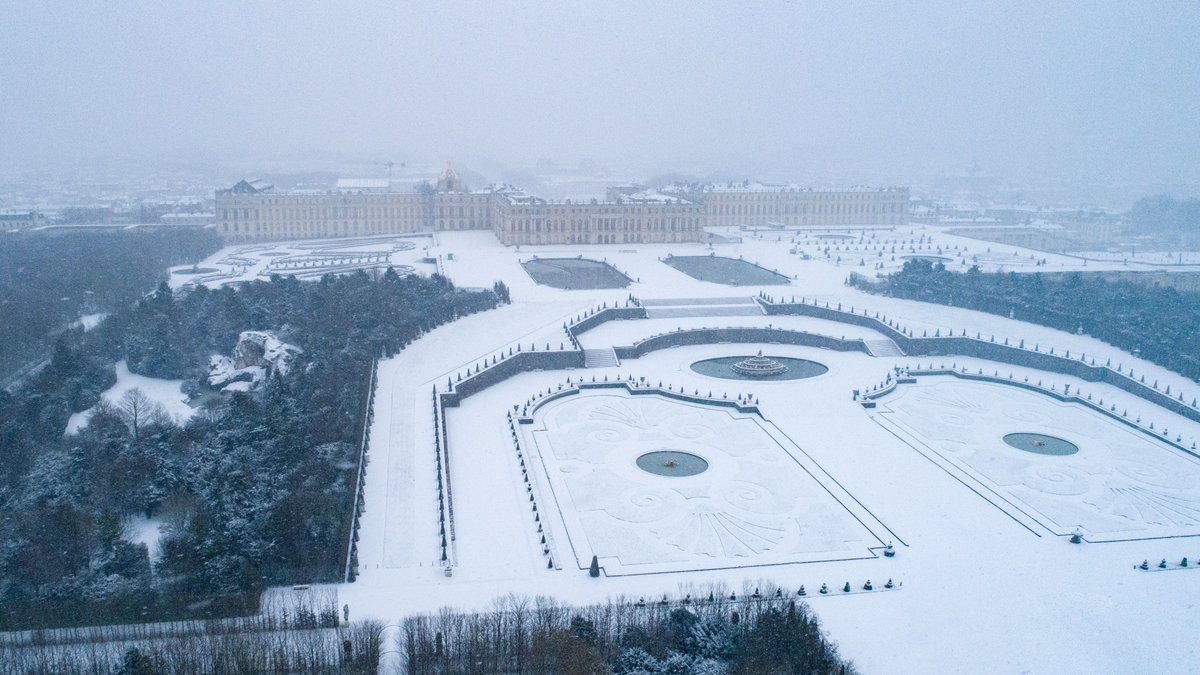 🇫🇷Le château de Versailles sous la #neige ❄️
🌍The Palace of Versailles under the #snow ❄️