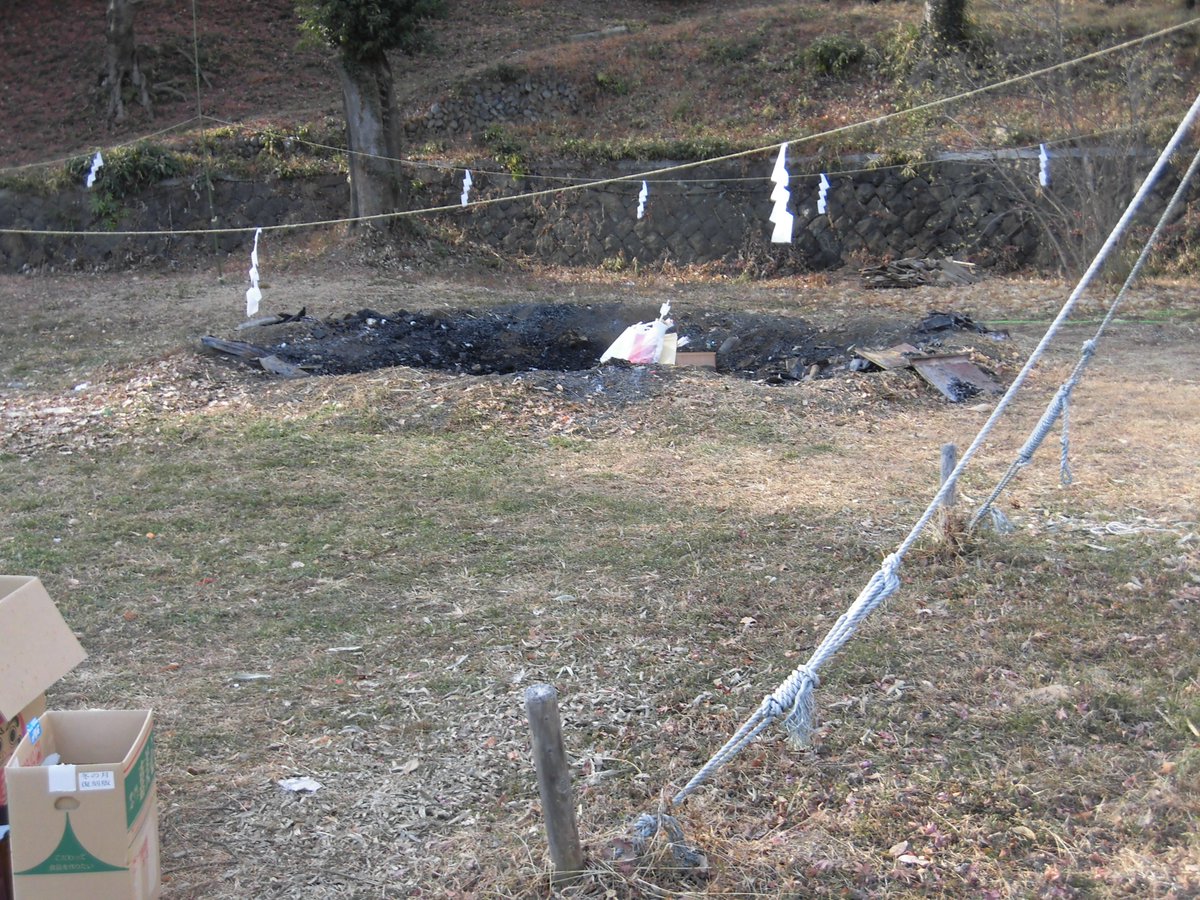 今日は授与所のYさんとは2メートルの間隔を確保してお話ししました。栃木県にとっては2度目の緊急事態宣言となったその初日(14日)に、緑町・八雲神社ではお焚き上げ(どんと祭)が予定通りに行われましたそうです。境内には古いお札や達磨を焚き上げした跡が残っていました。 https://t.co/w9qRU6flnE