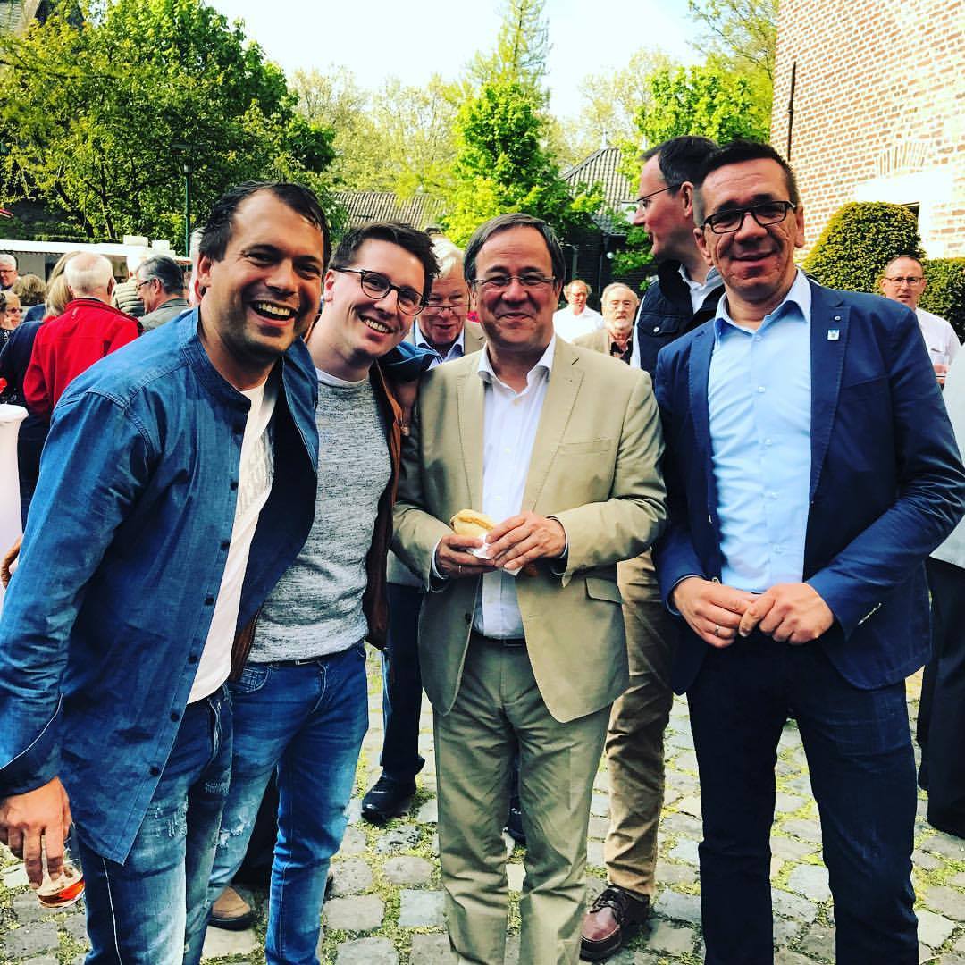c_pakusch's tweet photo. Herzlichen Glückwunsch an @ArminLaschet zur Wahl als neuer Bundesvorsitzender der @CDU. Im Mai 2017 hat er die JU Willich im Rahmen seines Landtagswahlkampf auf einer hervorragend organisierten Veranstaltung am Schloss Neersen besucht. Ein sehr erfolgreicher Wahlkampf 💪
1/2 https://t.co/qegNLRiSre