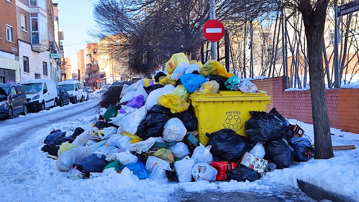 s_melgarejo's tweet photo. Así estamos todavía en el barrio, una semana después de la #grannevada... Mezcla de abandono institucional e incivismo #Carabanchel #filomenaamipesar https://t.co/DHUahxtdke