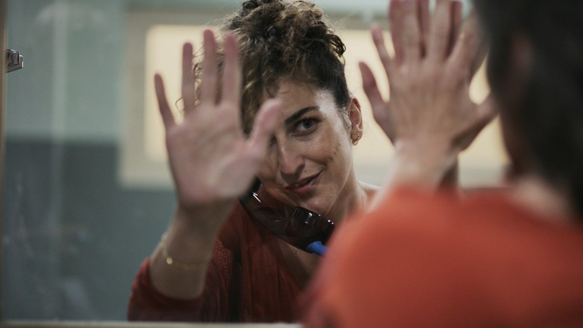 Michaeldcock's tweet photo. Volgende week start #lockdown. 12 kortfilms door steengoeie regisseurs en acteurs. Ik mocht het scenario schrijven voor #saraderoo en @sachli_ in regie van #dorotheevandenberghe 
#dontmiss
#eenbe #vrtnu #vlaamsaudiovisueelfonds
#sabamforculture
#dewereldvrede #lectermediatv https://t.co/qJWm6K68tL