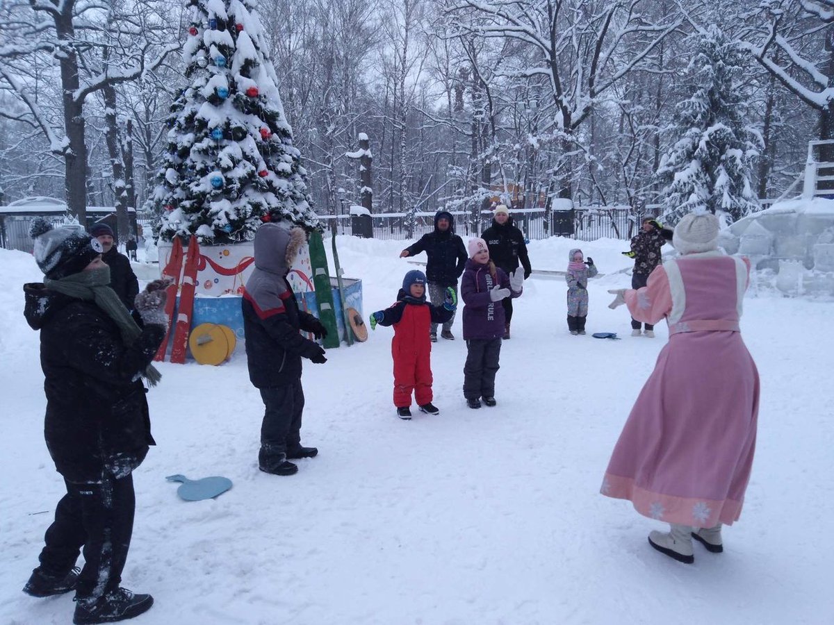 16 января в 14:00 в ледяном городке «Зимняя сказка» гости парка Белинского приняли участие в квесте «В снежном царстве, морозном государстве».  Детям и их родителям предстояло посетить замок Снежной королевы и пройти все её испытания, с чем они успешно справились.