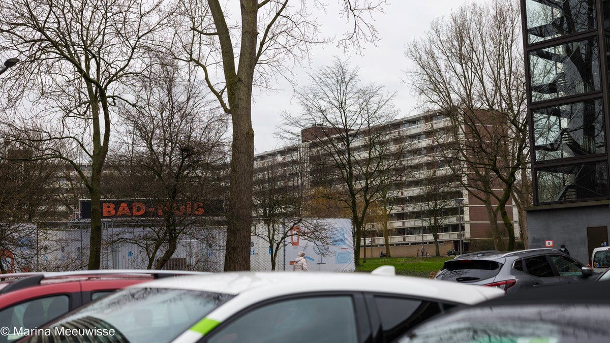 In #Rotterdam #Ommoord staat er tegenover de parkeerplaats een geïmproviseerd badhuis.  Dat is tijdelijk vertelden bewoners 👉🏼